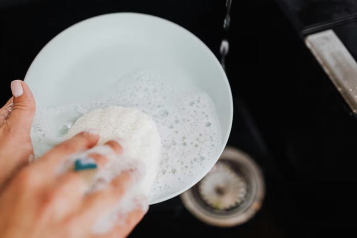 ¿Por qué la vajilla recién lavada puede tener mal olor?