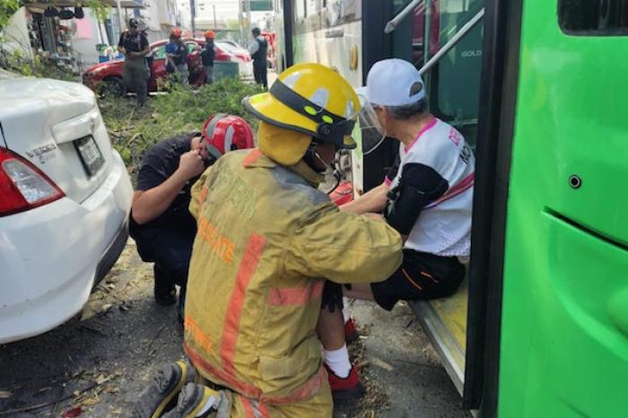 Accidente vial entre camión urbano y automóvil deja dos personas lesionadas en Guadalupe