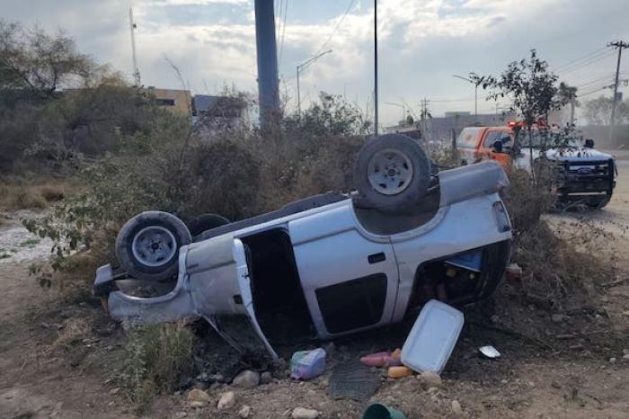 Vuelca camioneta en carretera Dulces Nombres–Apodaca  