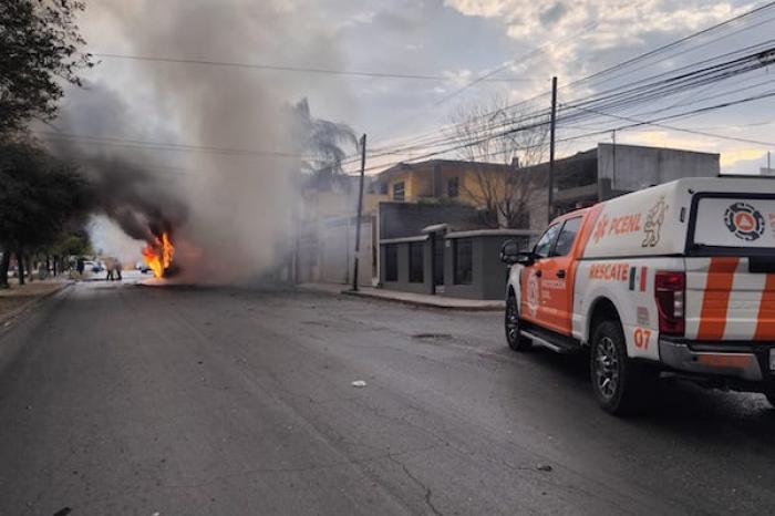 Arde transporte de personal en Guadalupe y provoca evacuación de viviendas