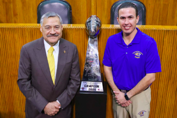 Reconocen a los Auténticos Tigres de la UANL