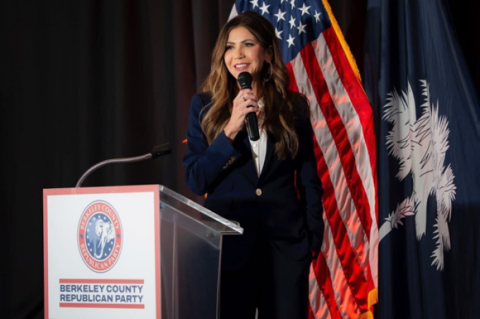 Trump destituye a Kristi Noem como secretaria