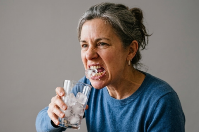 Los riesgos ocultos de masticar hielo para tu