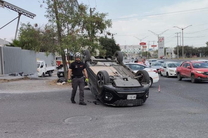  Vehículo termina volcado tras choque en Guadalupe