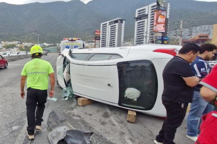 Moviliza volcadura a cuerpos de emergencia en