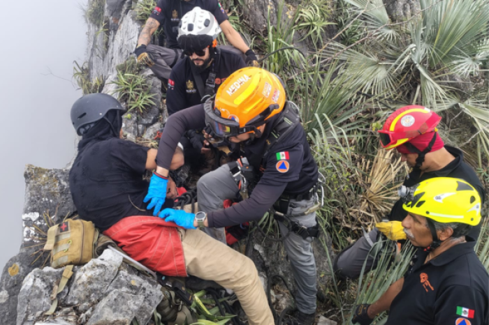 Rescatan a hombre tras caer 30 metros en el C