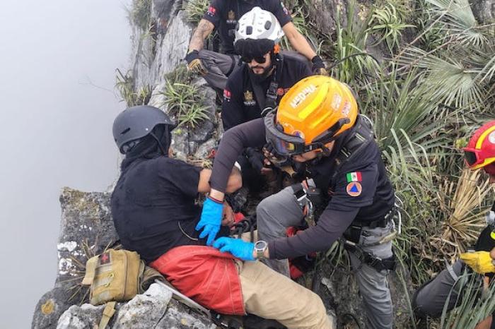 Hombre cae 30 metros mientras recuperaba un d