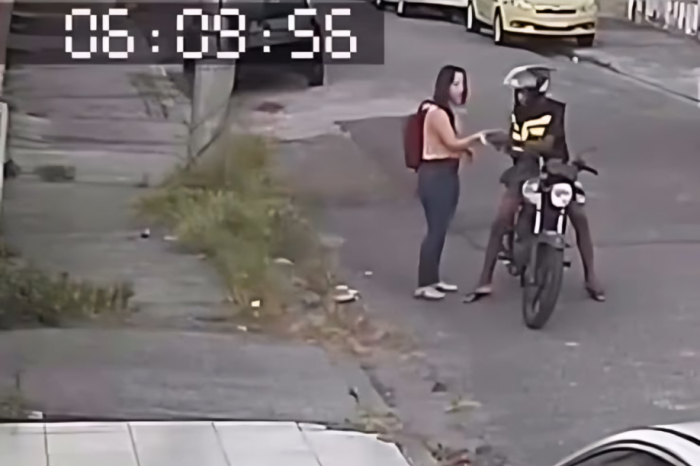 Joven ayuda a su asaltante a desbloquear su c