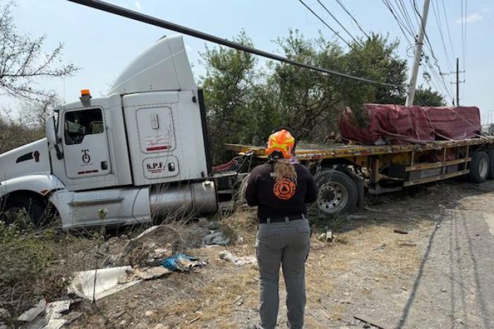Tráiler se impacta contra postes en Apodaca 
