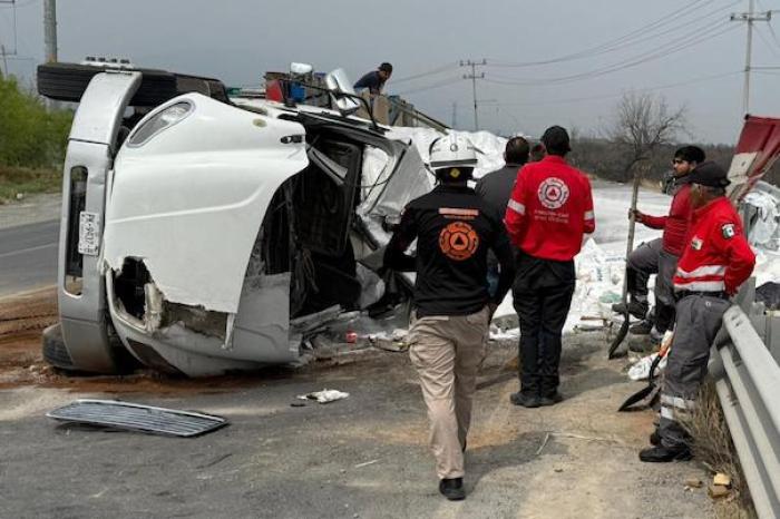 Vuelca tráiler en Salinas Victoria; conducto