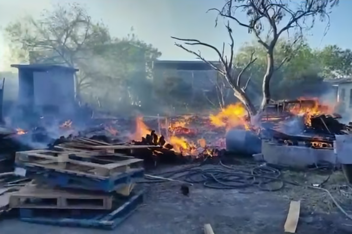 Se incendia negocio de tarimas en Salinas Vic