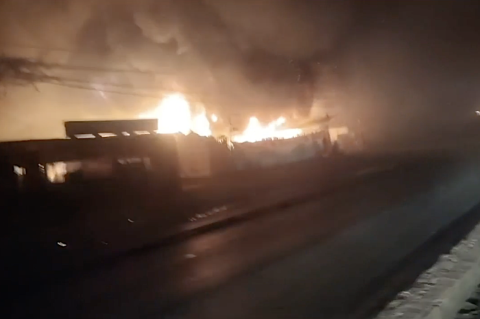 Fuerte incendio consume lote de autos en Juá