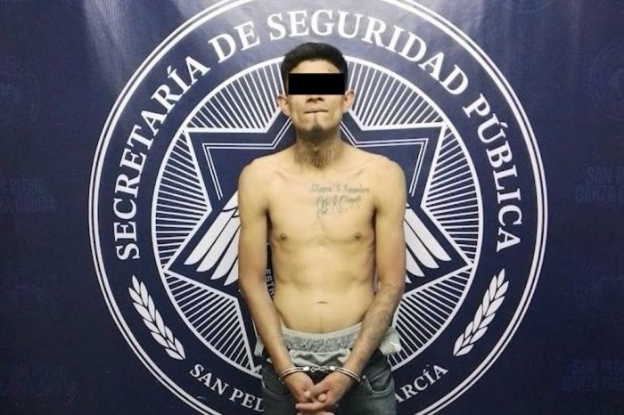 Detiene Policía de San Pedro a hombre por robo y alteración del orden público