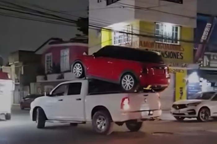Captan camioneta transportando un Mini Cooper
