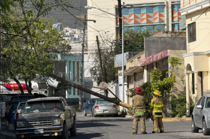 Camión cervecero derriba poste y provoca fuga de gas en Monterrey